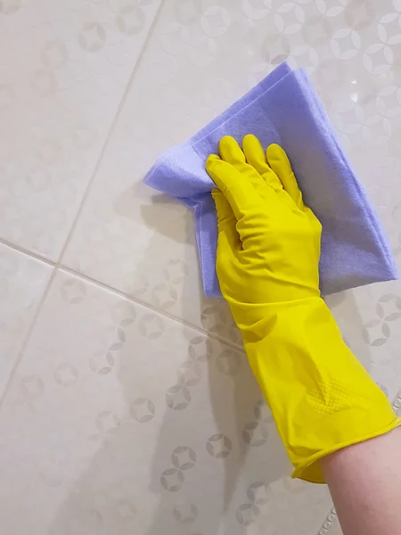 Una Mano Femenina Con Guantes Amarillos Lava Cocina — Foto de Stock