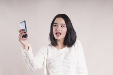 güzel esmer kız selfie studio kazak kot yapıyor