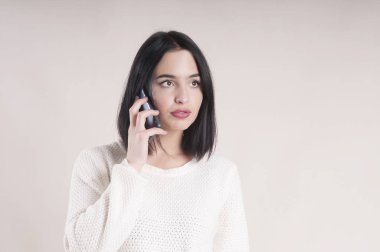 güzel esmer kız telefon kazak ciddi studio ile