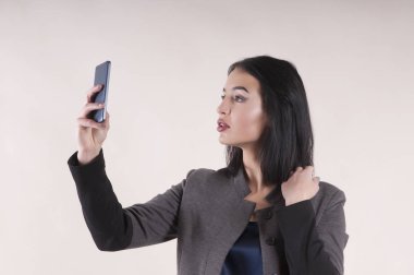 telefon studio ile genç ciddi güzel iş kadını