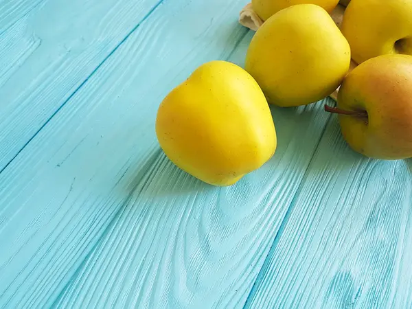 Pommes Jaunes Sur Fond Bois Bleu — Photo