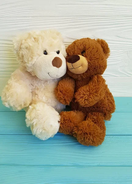 Dua Beruang Mainan Pada Kayu Merah Muda Dan Biru — Stok Foto