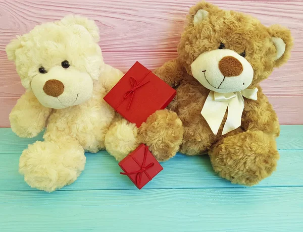 Niedlichen Teddybär Spielzeug Mit Einer Roten Schachtel Auf Einem Rosa — Stockfoto