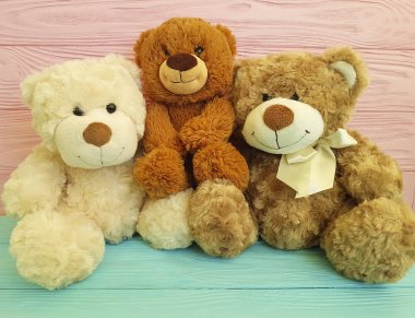 renkli ahşap, Aile üzerinde kırmızı kutu ile şirin üç oyuncak ayı oyuncak