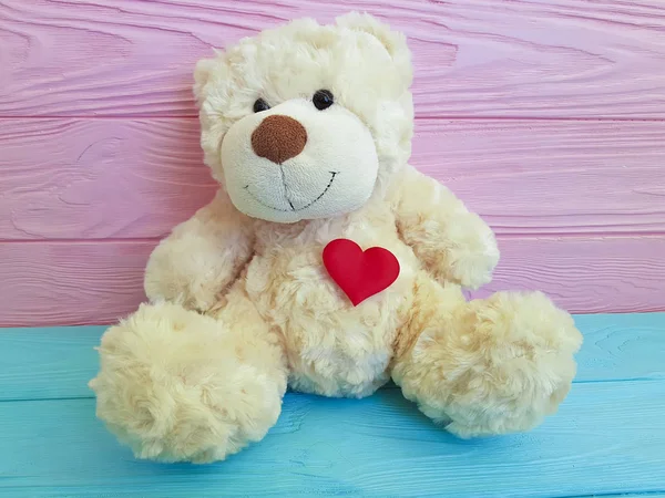 Niedliches Teddybär Spielzeug Mit Rotem Herz Auf Farbigem Holz — Stockfoto
