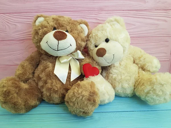 Brinquedo Bonito Ursinho Pelúcia Com Coração Vermelho Madeira Colorida — Fotografia de Stock
