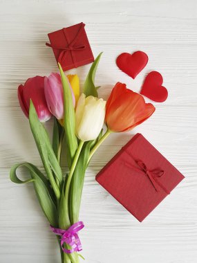 Lale Beyaz ahşap kırmızı kalp