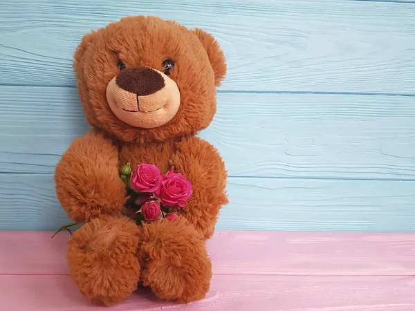 Niedlicher Teddybär Mit Rose Auf Farbigem Holz — Stockfoto