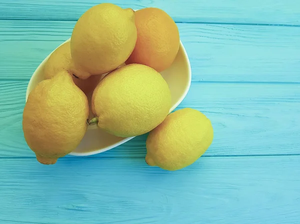 Reife Orange Zitrone Auf Blauem Holzgrund — Stockfoto