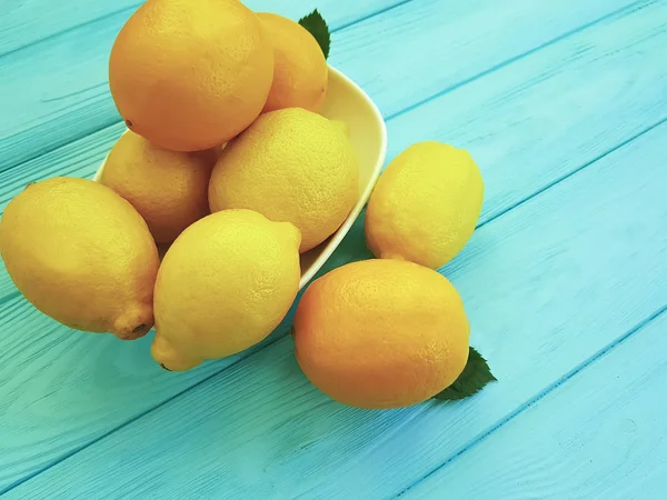 Citron Orange Mûr Sur Fond Bois Bleu — Photo
