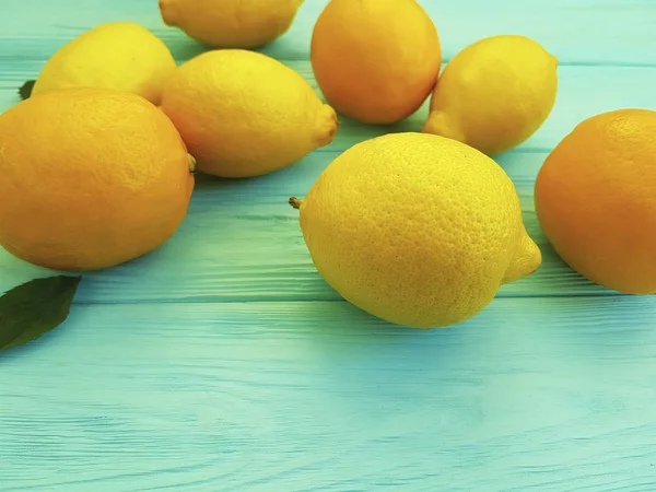 Reife Orange Zitrone Auf Blauem Holzgrund — Stockfoto