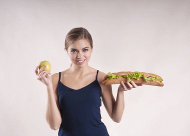 bir sandviç ve bir elma, seçim, stüdyo güzel spor kızla