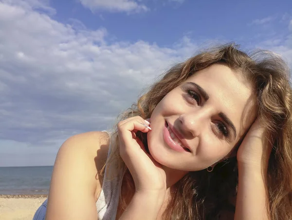 Belle Fille Cheveux Bouclés Par Mer — Photo