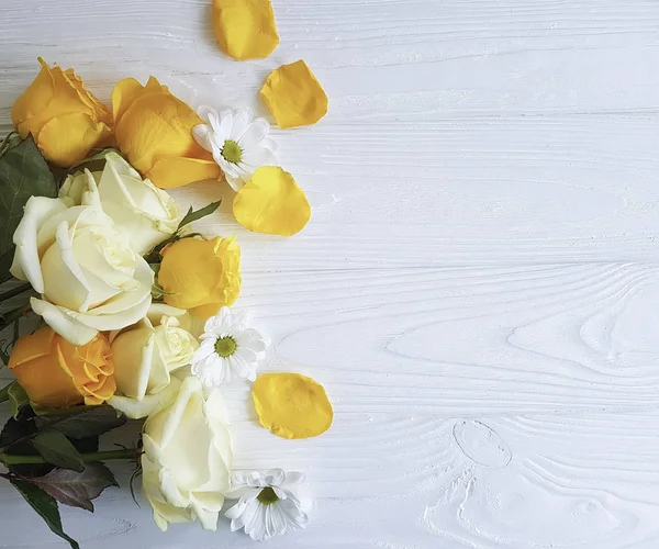 Жовті Троянди Білому Дерев Яному Фоні Тексту — стокове фото