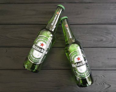 11 Şubat 2017 Ukrayna Kiev Heineken bira bira siyah ahşap