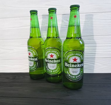 11 Şubat 2017 Ukrayna Kiev Heineken bira bira üzerinde ahşap