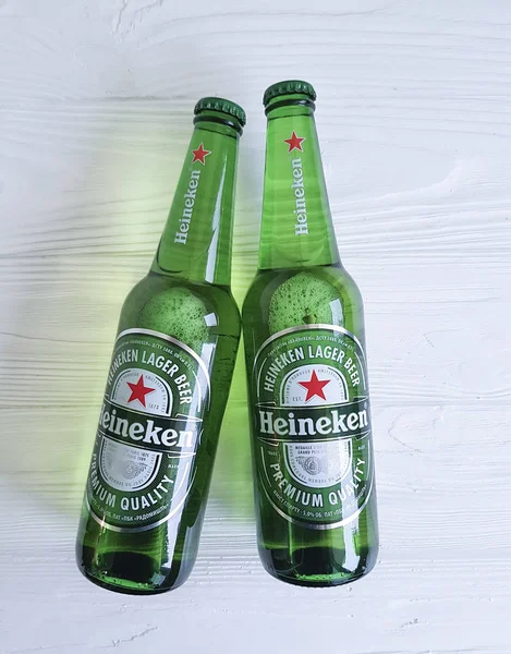 Şubat 2017 Ukrayna Kiev Heineken Bira Bira Üzerinde Ahşap — Stok fotoğraf