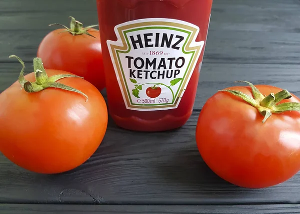 Februar 2017 Ukraine Kiev Heinz Ketchup Flaschen Auf Einem Schwarzen — Stockfoto