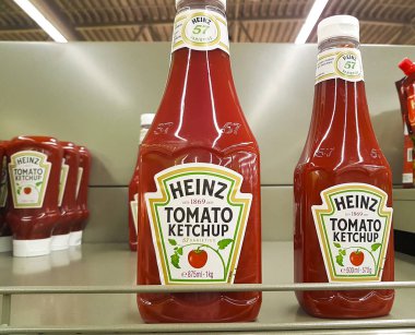 03 Şubat 2017 Ukrayna Kiev Heinz ketçap şişeleri üzerinde süpermarket mağaza raf