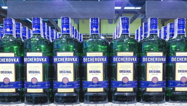 2017 슈퍼마켓에 Becherovka의 우크라이나 키예프 — 스톡 사진