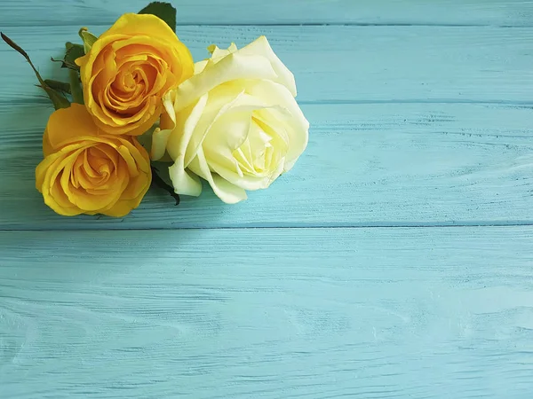 Rosa Amarilla Sobre Madera Azul Lugar Para Texto — Foto de Stock