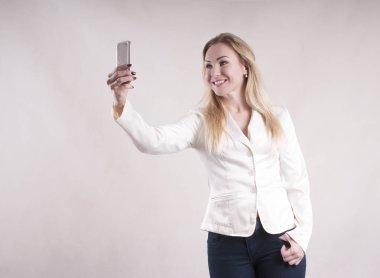 kadın selfie smartphone studio yapma