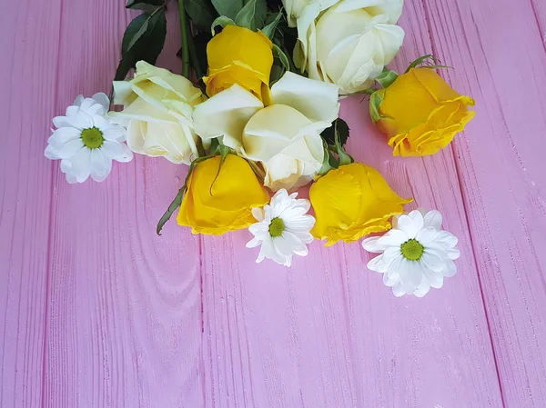 Rosas Amarelas Fundo Madeira Rosa — Fotografia de Stock