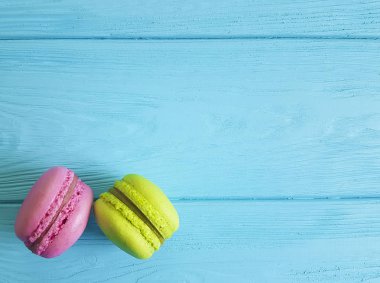 ahşap üzerinde renk acıbadem kurabiyesi