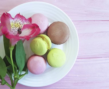 Macaron ahşap arka plan beyaz tabak