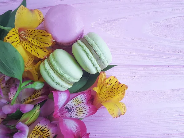 Macaron Rosa Holzhintergrund Blume — Stockfoto