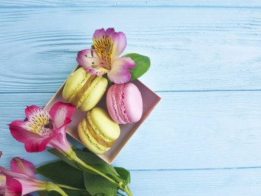bir kutu mavi ahşap zemin, alstroemeria çiçek içinde Macaron