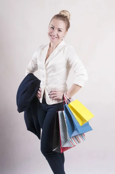 Женщина Пиджаке Пакетами Покупки Студии — стоковое фото