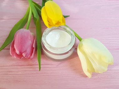Lale pembe ahşap üzerinde kozmetik krem