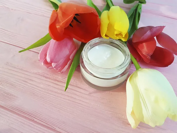 Crema Cosmética Con Tulipán Sobre Madera Rosa — Foto de Stock