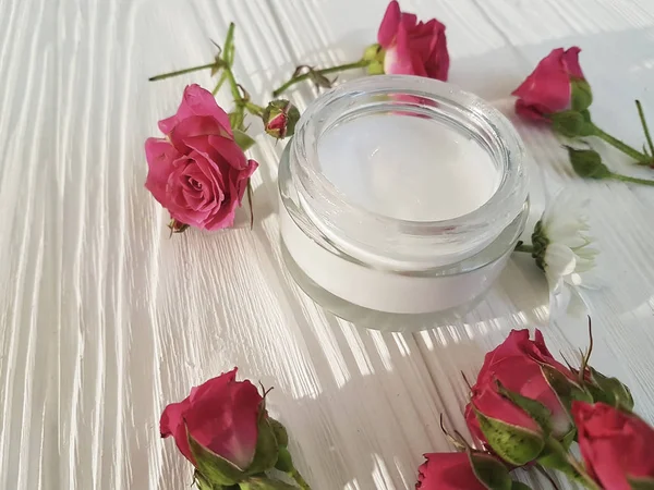 Crema Cosmética Rosas Madera Blanca —  Fotos de Stock