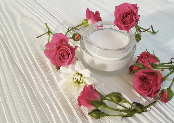 Creme Cosmético Rosas Madeira Branca — Fotografia de Stock