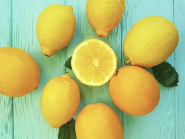 Zitronen Und Orangen Auf Blauem Holz — Stockfoto