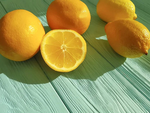 Zitronen Und Orangen Auf Blauem Holz — Stockfoto