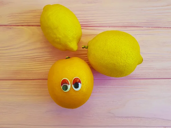 Лимонно Оранжеві Мультяшні Очі Дерев Яні — стокове фото