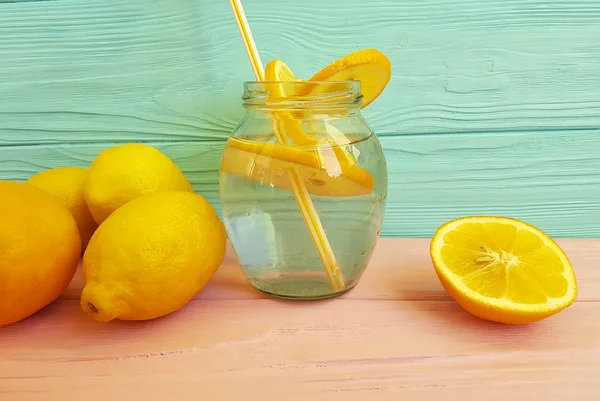 Wasser Mit Zitronenorange Auf Einem Hölzernen — Stockfoto