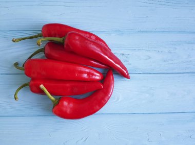 kırmızı biber mavi ahşap