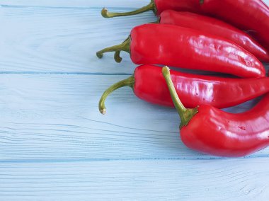 kırmızı biber mavi ahşap