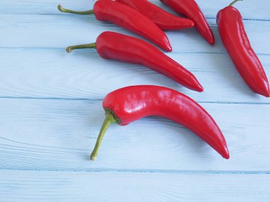 kırmızı biber mavi ahşap