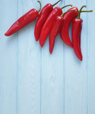 kırmızı biber mavi ahşap