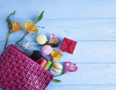 kozmetik çantası, mavi ahşap macaron, çiçekler, maskara, alstroemeria