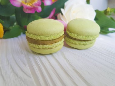 renkli macaron gül Beyaz ahşap zemin üzerinde alstroemeria