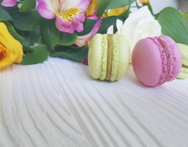 renkli macaron gül Beyaz ahşap zemin üzerinde alstroemeria