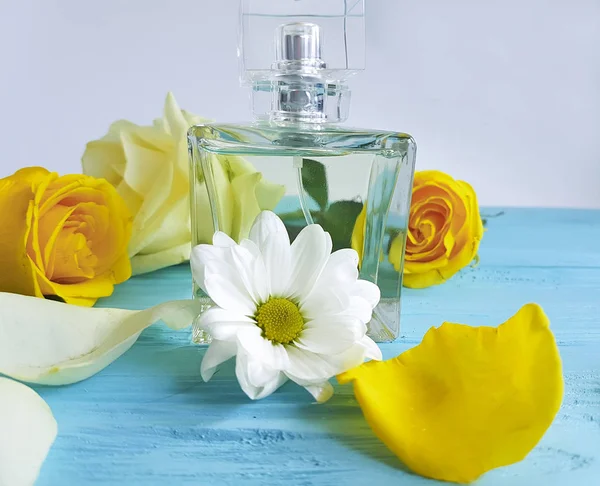 Garrafa Perfume Com Rosas Amarelas Uma Madeira — Fotografia de Stock