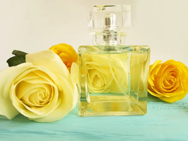 Flakon Perfum Żółtych Róż Drewnianym — Zdjęcie stockowe