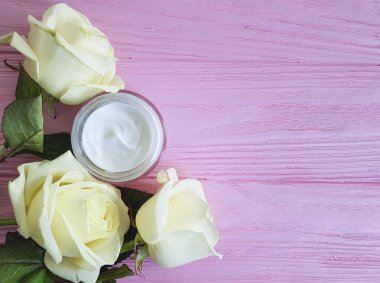 kozmetik krem, sarı bir pembe ahşap yükseldi.